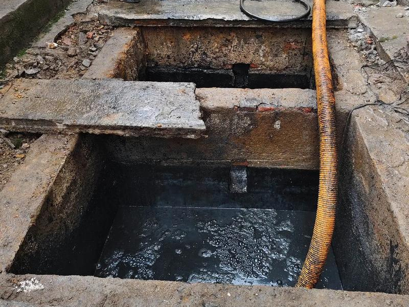 察哈尔路清理化粪池